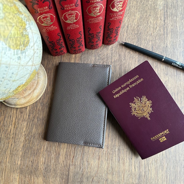 Porte-passeport en véritable cuir d’origine bovine, fait main en France