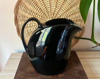 Jarra de cerámica negra McM vintage