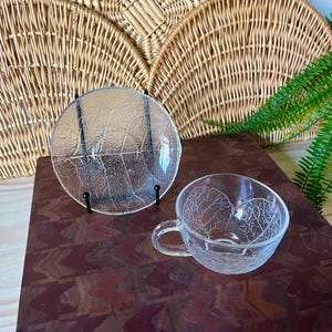 Taza de té y platillo vintage de cristal &quot;Aspen&quot; de Arcoroc France con estampado de hojas