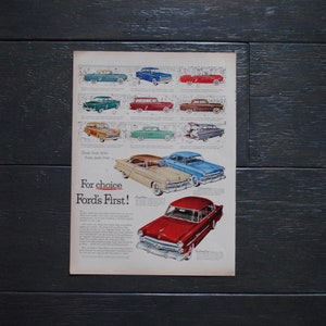 Op de afbeelding: Een vintage advertentie voor Ford-auto's met een verscheidenheid aan Ford-modellen in verschillende kleuren. De advertentietekst luidt "For choice Ford's First!" en benadrukt de verschillende carrosserievarianten die beschikbaar zijn.