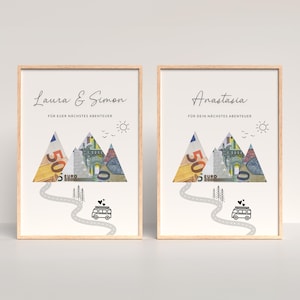 May include: Two framed prints with a light wood frame. Each print features a mountain range made of Euro banknotes, a road, trees, a bus, and the names "Laura & Simon" and "Anastasia". The text reads "FÜR EUER NÄCHSTES ABENTEUER".