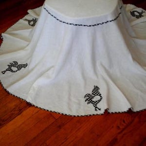1970  white  linen large ( 70,0") round tablecloth  with  checkered   black and  white   rooster applique   and trim.