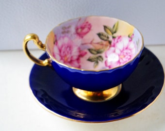 Berühmtes Vintage-Teeservice aus kobaltblauem Porzellan aus den 1950er Jahren: Tasse und Untertasse mit großer rosa Kohlrose im Inneren. Von Aynsley, England.