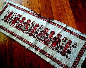 1960 baumwolle cotton / linen  table runner with  red and  brown  Austrian  folk  theme , made in in Austria.