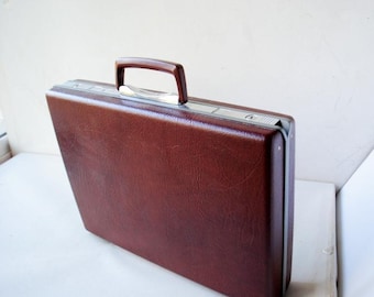1980 Samsonite  Classic  Briefcase ,  dark brown hard shell , silver tone metal  elements,  original  key  and brochure.
