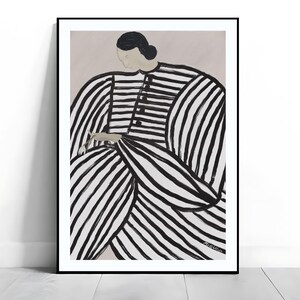 Könnte beinhalten: Eine schwarz-weiße Illustration einer Person in einem langen, gestreiften Kleid, die ein kleines Tier hält. Der Hintergrund ist hellrosa.