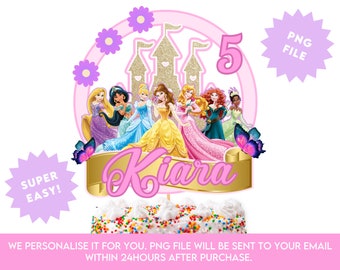 Op de afbeelding: Een roze en gouden taarttopper met een kasteel, vlinders en zeven Disney-prinsessen. De topper bevat het nummer 5 en de naam "Kiara".