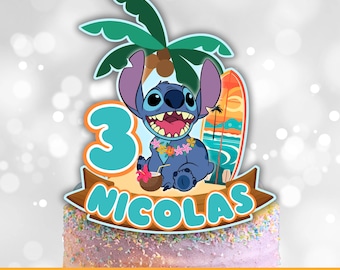 Pode incluir: Um personagem azul do Stitch de Lilo & Stitch está sentado numa praia com uma prancha de surf e uma palmeira. O número 3 está no fundo e o nome Nicolas está escrito numa faixa. Este é um topo de bolo personalizado.