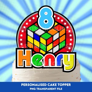 Op de afbeelding: Een taarttopper met een Rubik's Cube-ontwerp en het nummer 8 in blauw. De naam "Henry" wordt weergegeven in oranje, groen, rood, blauw en geel. De tekst "PERSONALIZED CAKE TOPPER PNG TRANSPARENT FILE" staat onderaan.