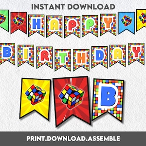 Op de afbeelding: Printbare banner met de woorden "Happy Birthday" in kleurrijke letters met een Rubik's Cube-patroon. De banner bestaat uit afzonderlijke vlaggen met een Rubik's Cube-patroon en een enkele Rubik's Cube op elke vlag.