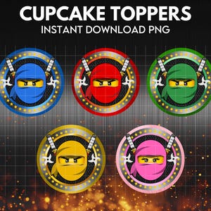 Puede incluir: Adornos circulares para cupcakes con diseños de ninja en azul, rojo, verde, amarillo y rosa. Cada uno presenta una máscara de ninja, espadas y estrellas. El texto "CUPCAKE TOPPERS" y "INSTANT DOWNLOAD PNG" se muestra en la parte superior.