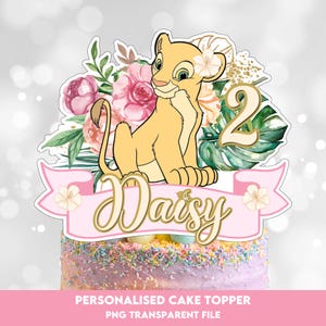 Könnte beinhalten: Ein rosa-goldener Tortendekor mit einem Cartoon-Löwenjungen mit floralen Akzenten und dem Namen "Daisy" und der Zahl "2".