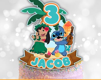 Pode incluir: Um topo de bolo personalizado com Stitch e Lilo do filme da Disney Lilo & Stitch. O topo inclui uma palmeira, uma prancha de surf, um ukulele e o número 3. O nome "Jacob" está escrito em uma faixa abaixo dos personagens.