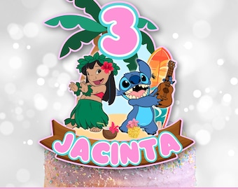 Pode incluir: Um topo de bolo personalizado com Stitch e Lilo do filme da Disney Lilo & Stitch. O topo inclui um número 3 rosa, uma palmeira, uma prancha de surf e um ukulele. O nome "Jacinta" está escrito em letras rosa em uma faixa.