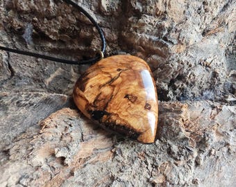 Colgante de olivo, en forma de púa de guitarra.