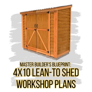 Könnte beinhalten: Ein 4x10 Lean-to-Schuppen-Workshop-Plan. Der Schuppen ist aus Holz und hat eine braune Farbe. Der Schuppen hat eine Doppeltür mit einem schwarzen Griff und Scharnieren. Der Schuppen hat einen kleinen Dachüberstand.