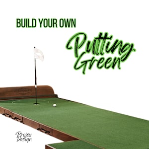 Puede incluir: Construye tu propio green de putting. Un green de putting de madera con una superficie de fieltro verde y una bola de golf blanca. El green de putting tiene un marco de madera y una bandera con una bandera blanca.