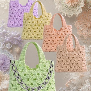 Op de afbeelding: Een verzameling gehaakte draagtassen in verschillende pastelkleuren, waaronder lavendel, geel, perzik en lichtgroen. De tassen hebben een bloemenpatroon en een kettingdetail op de groene tas. Elke tas heeft een handvat.
