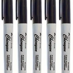 Peut inclure: Cinq marqueurs permanents noirs à pointe fine avec des corps gris. Chaque marqueur porte le nom de la marque "Chenyun" imprimé sur le corps, ainsi que les mots "Fine Point Permanent Marker". Les marqueurs sont disposés verticalement.
