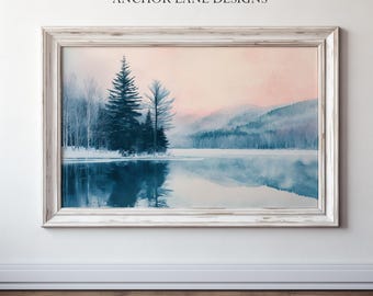 Pode incluir: Uma pintura em aquarela de uma cena de inverno nevada com um lago e árvores. O céu é de um rosa e azul suave, e a água é de um azul profundo. As árvores estão silhuetas contra o céu, e seus reflexos são visíveis na água.
