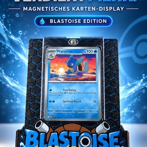 Puede incluir: Un soporte magn&eacute;tico negro para tarjetas con un patr&oacute;n hexagonal y la palabra BLASTOISE en letras azules y beige. El soporte sostiene una carta coleccionable de Wartortle en una funda transparente, con el texto DEINE KARTE VERDIENT MEHR.