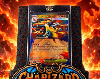 Könnte beinhalten: Ein schwarzer magnetischer Kartenständer mit Sechseckmuster und dem Schriftzug CHARIZARD an der Basis. Der Ständer hält eine Mega-Glurak Y EX Sammelkarte in einer transparenten Schutzhülle vor einem feurigen Hintergrund.