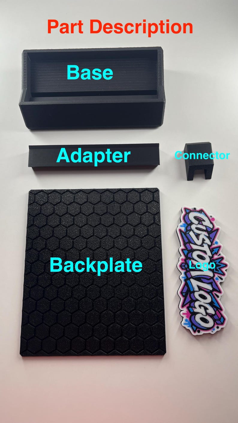 K&ouml;nnte beinhalten: Ein Set aus schwarzen 3D-gedruckten Komponenten mit den Beschriftungen Part Description, Base, Adapter, Connector und Backplate. Die R&uuml;ckplatte hat ein Sechseckmuster. Ein Aufkleber mit dem Text Custom Logo ist enthalten.