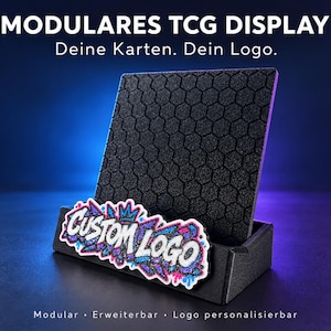 Op de afbeelding: Een zwarte TCG-displaystandaard met een getextureerd zeshoekig patroon op het achterpaneel en een voorplaat met de tekst CUSTOM LOGO in witte letters, omringd door paarse, blauwe en roze graffiti-stijl accenten en omlijningen.