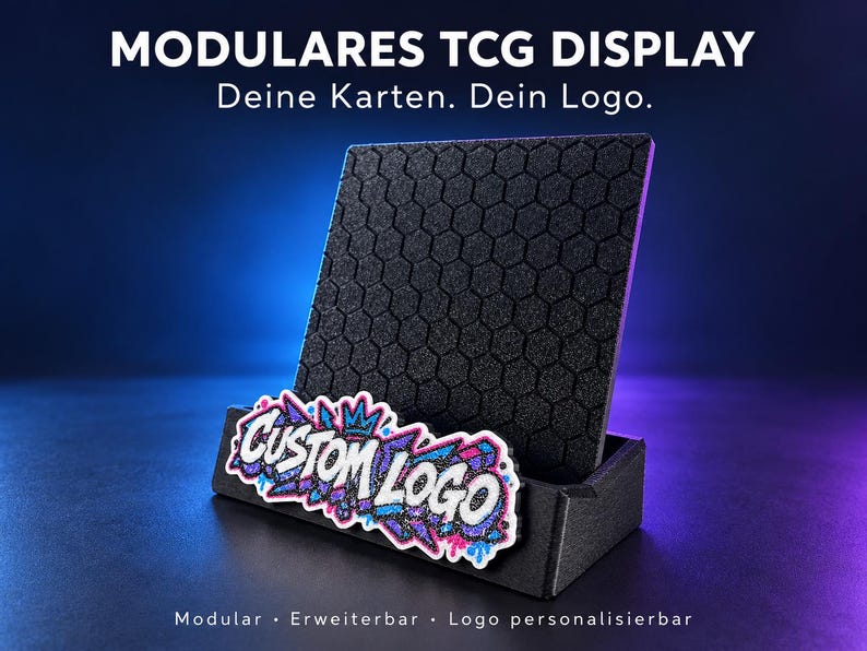 K&ouml;nnte beinhalten: Ein schwarzer TCG-St&auml;nder mit einem strukturierten Sechseckmuster auf der R&uuml;ckwand und einer Frontplatte mit dem Text CUSTOM LOGO in wei&szlig;en Buchstaben, umgeben von violetten, blauen und pinkfarbenen Graffiti-Akzenten und Umrandungen.