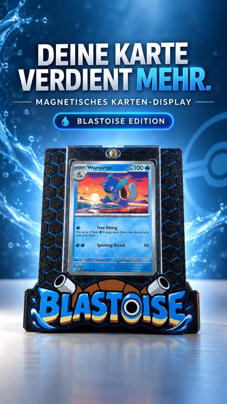 Puede incluir: Un soporte magn&eacute;tico negro para tarjetas con un patr&oacute;n hexagonal y la palabra BLASTOISE en letras azules y beige. El soporte sostiene una carta coleccionable de Wartortle en una funda transparente, con el texto DEINE KARTE VERDIENT MEHR.