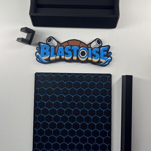 Soporte para cartas Blastoise con logotipo y panel trasero azul con diseño de panal | Expositor de TCG imagen 5
