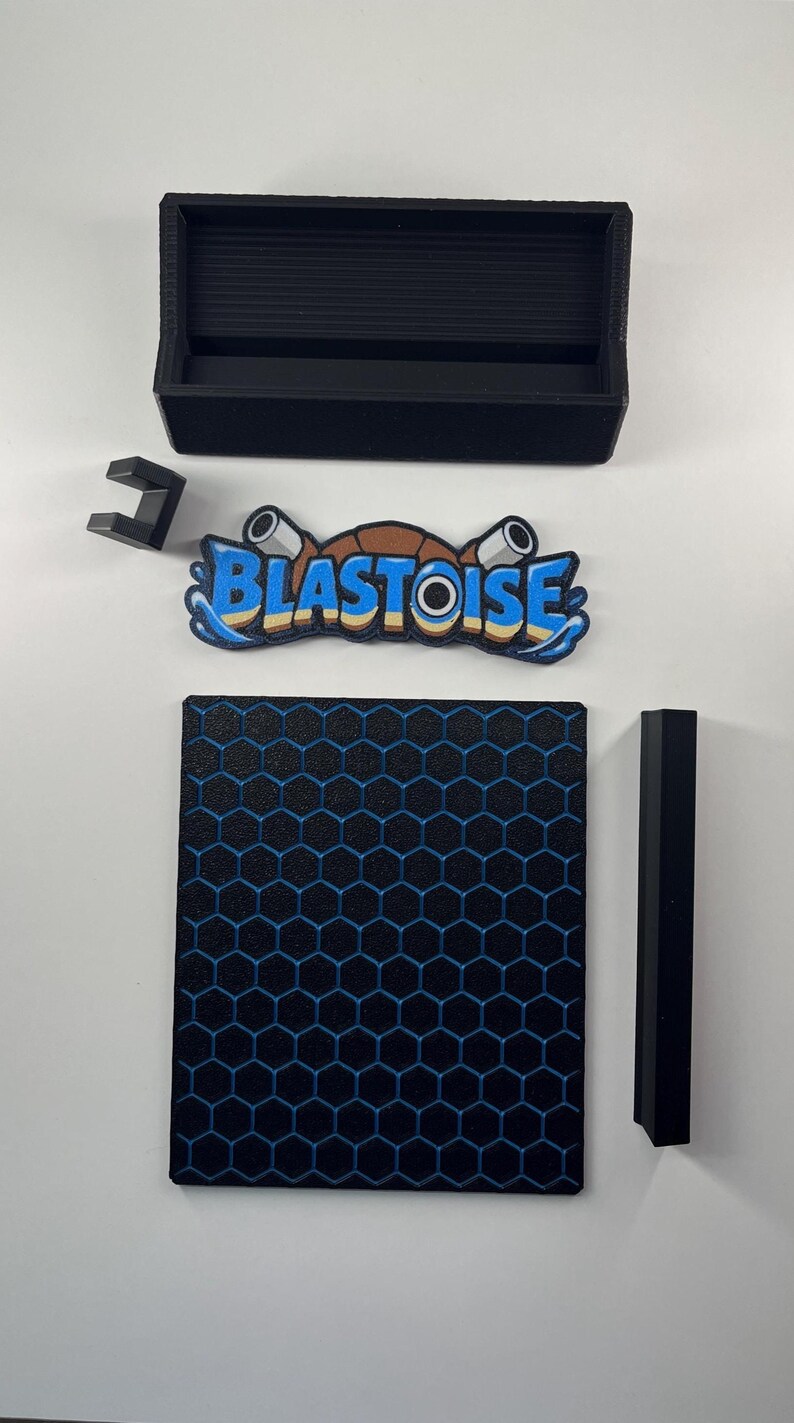 Soporte para cartas Blastoise con logotipo y panel trasero azul con diseño de panal | Expositor de TCG imagen 5
