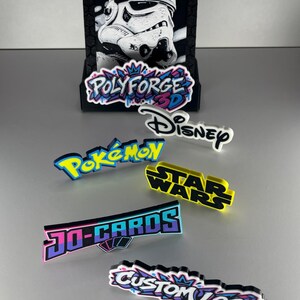 K&ouml;nnte beinhalten: Eine Sammlung von 3D-gedruckten Schildern und Logos, darunter ein schwarzer Aufsteller mit einem Stormtrooper-Bild sowie einzelne Schilder mit den Aufschriften PolyForge 3D, Disney, Pok&eacute;mon, Star Wars, Jo-Cards und Custom Logo in verschiedenen Farben.