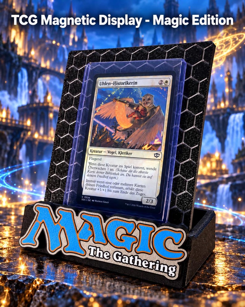 Op de afbeelding: Een zwarte magnetische TCG-displaystandaard met zeshoekig patroon, voorzien van de tekst TCG Magnetic Display - Magic Edition en het Magic The Gathering logo. Een doorzichtige hoes bevat een ruilkaart met een uil.