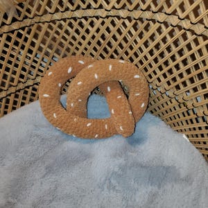 crochet pretzel