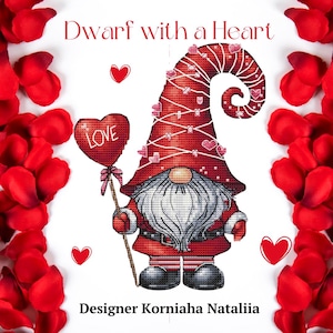 Puede incluir: Un gnomo rojo con barba blanca sostiene un globo rojo en forma de corazón que dice "LOVE" en letras blancas. El gnomo lleva un gorro rojo con corazones blancos y una bufanda roja y blanca a rayas. El gnomo está rodeado de pétalos de rosa roja.