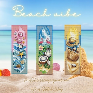 Op de afbeelding: Drie kleurrijke kruissteekontwerpen met een strandthema. De ontwerpen tonen schelpen, flamingo's en een strandtas met een hoed. De woorden "Beach vibe" zijn cursief geschreven. De ontwerpen staan op een zanderige achtergrond met een blauwe lucht.