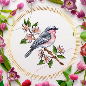 Puede incluir: Un diseño de punto de cruz de un pájaro posado en una rama floreciente, con plumas rosas y grises. El pájaro está rodeado por un círculo dorado punteado y tulipanes rosas. El diseño está sobre un fondo blanco.