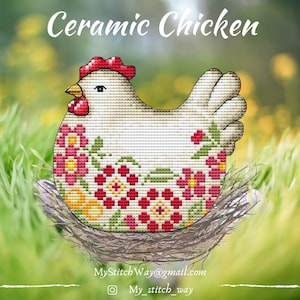 Puede incluir: Patrón de punto de cruz de una gallina de cerámica, con una gallina blanca con detalles florales rojos, amarillos y verdes, sentada en un nido. El patrón se titula "Gallina de cerámica".
