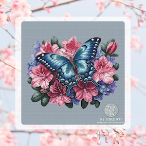 Puede incluir: Patrón de punto de cruz con una mariposa azul con alas detalladas, rodeada de flores rosas, moradas y rojas. El diseño tiene un fondo gris, con el texto "MY STITCH WAY" en la parte inferior.