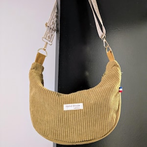 Halbmondförmiger Cordbeutel