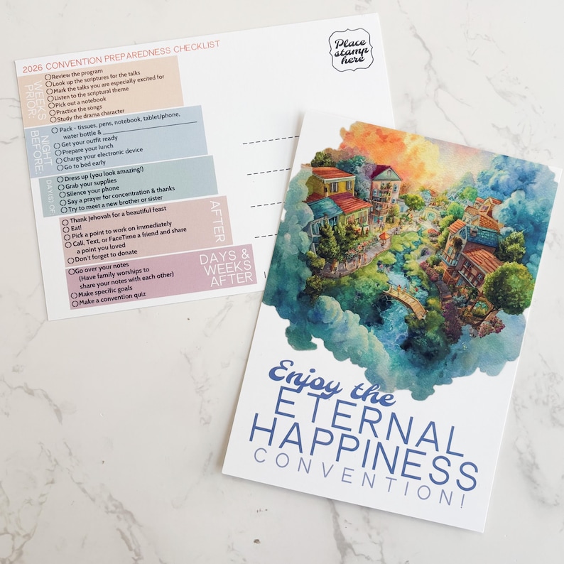 Op de afbeelding: Een ansichtkaart en checklist voor het 2026 Eternal Happiness Convention. De ansichtkaart toont een kleurrijke illustratie van een dorp in de wolken. De checklist bevat voorbereidingsstappen voor, tijdens en na het congres.