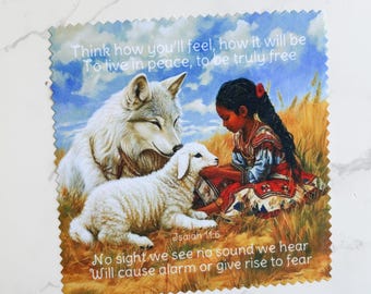 Puede incluir: Una tela cuadrada estampada con un lobo, un cordero y una persona joven en un campo. La imagen incluye el texto: "Piensa cómo te sentirás, cómo será vivir en paz, ser verdaderamente libre". El texto adicional dice: "Ninguna vista que veamos, ningún sonido que escuchemos causará alarma ni dará lugar al miedo".