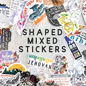 Op de afbeelding: Een assortiment kleurrijke, gevormde stickers met religieuze en inspirerende thema's. De stickers bevatten verschillende ontwerpen, waaronder bloemen, golven, citroenen en een bijbel. De tekst op de stickers bevat zinnen zoals "Jehovah", "Bidden, vertrouwen, wachten", "Introvert" en "De Bijbel".