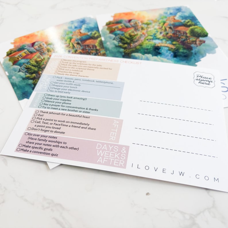 Op de afbeelding: Witte ansichtkaart met een checklist voor de voorbereiding op een congres en een aquarel van een dorp op een heuvel. De checklist bevat items om je voor te bereiden op een congres. De achterkant van de kaart heeft lijnen om op te schrijven.