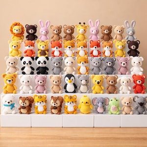 Peut inclure: Une collection de figurines d'animaux crochetés aux couleurs vives, dont des ours, des lapins et des lions, disposées sur un présentoir à plusieurs niveaux. Chaque peluche présente des coutures détaillées et des combinaisons de couleurs uniques.