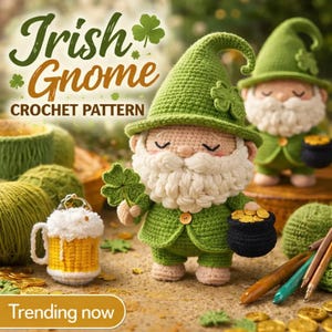 Peut inclure: Un gnome irlandais crocheté avec un chapeau, une veste et un pantalon verts, tenant un trèfle à quatre feuilles et un pot d'or. L'image présente également une chope de bière crochetée et le texte "Irish Gnome Crochet Pattern".