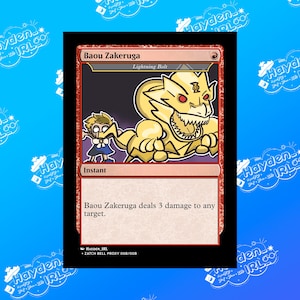 Può includere: Una carta da gioco di scambio rossa, bianca e nera con un'illustrazione di cartone animato di una creatura gialla con occhi rossi e una ragazza con i capelli castani. La carta è intitolata "Baou Zakeruga" e ha il testo "Lightning Bolt" e "Instant". Il testo della carta recita "Baou Zakeruga infligge 3 danni a qualsiasi bersaglio."