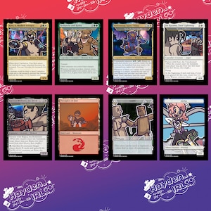 Puede incluir: Un conjunto de ocho cartas de juego ilustradas con personajes de un videojuego. Las cartas son negras con bordes blancos y presentan ilustraciones coloridas de los personajes. Las cartas están dispuestas en dos filas de cuatro. Las cartas se titulan: King II. Masked Avenger, Heibatchi and Kuma, Yoshimitsu, Space Ninja, Jin Kazama, Fatal Lightning, Kazuya Mishima, the Devil, Precipice of Fate, COPY, ALISA.