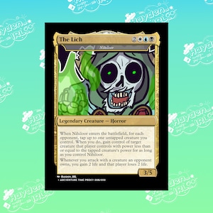 Może przedstawiać: Niestandardowa karta Magic: The Gathering z "The Lich" z Adventure Time. Karta ma złote obramowanie i zawiera ilustrację kreskówkową szkieletowej postaci z zielonymi oczami i zieloną chmurą. Tekst karty jest widoczny.